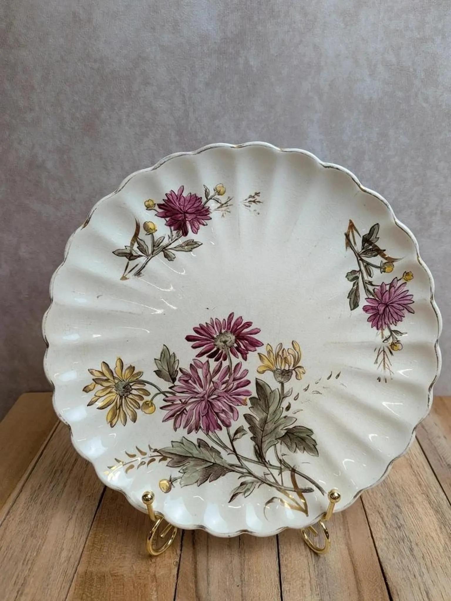 Antique polychrome ironstone plate – Floral decoration and gilding – Scalloped edge
