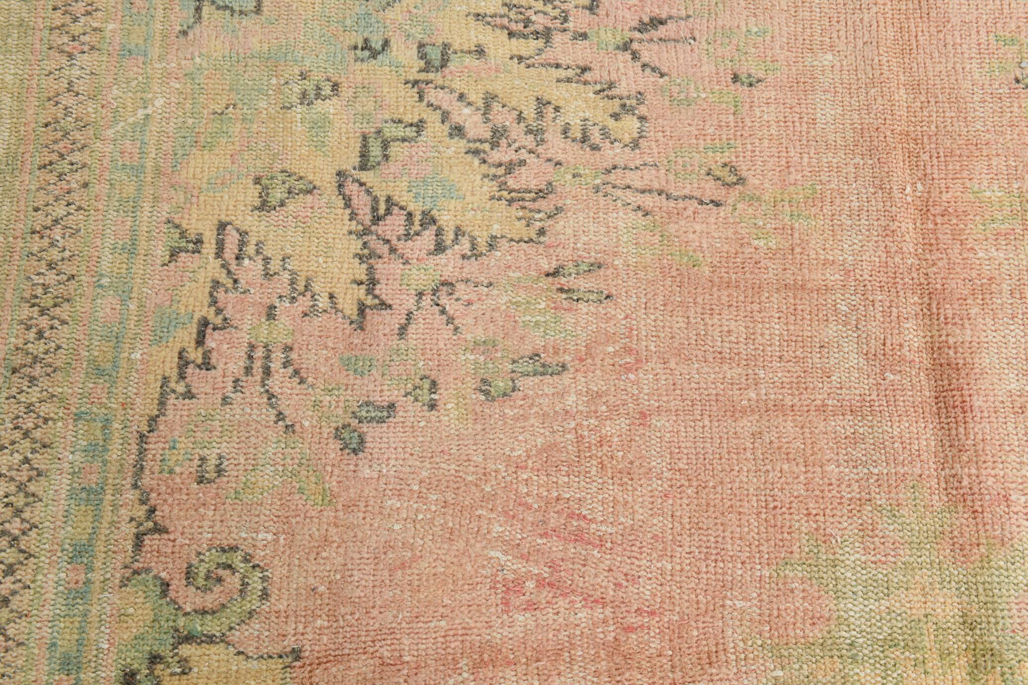 Tapis d’Anatolie ancien tons pastel rose poudré et vert, 231x330 Cm