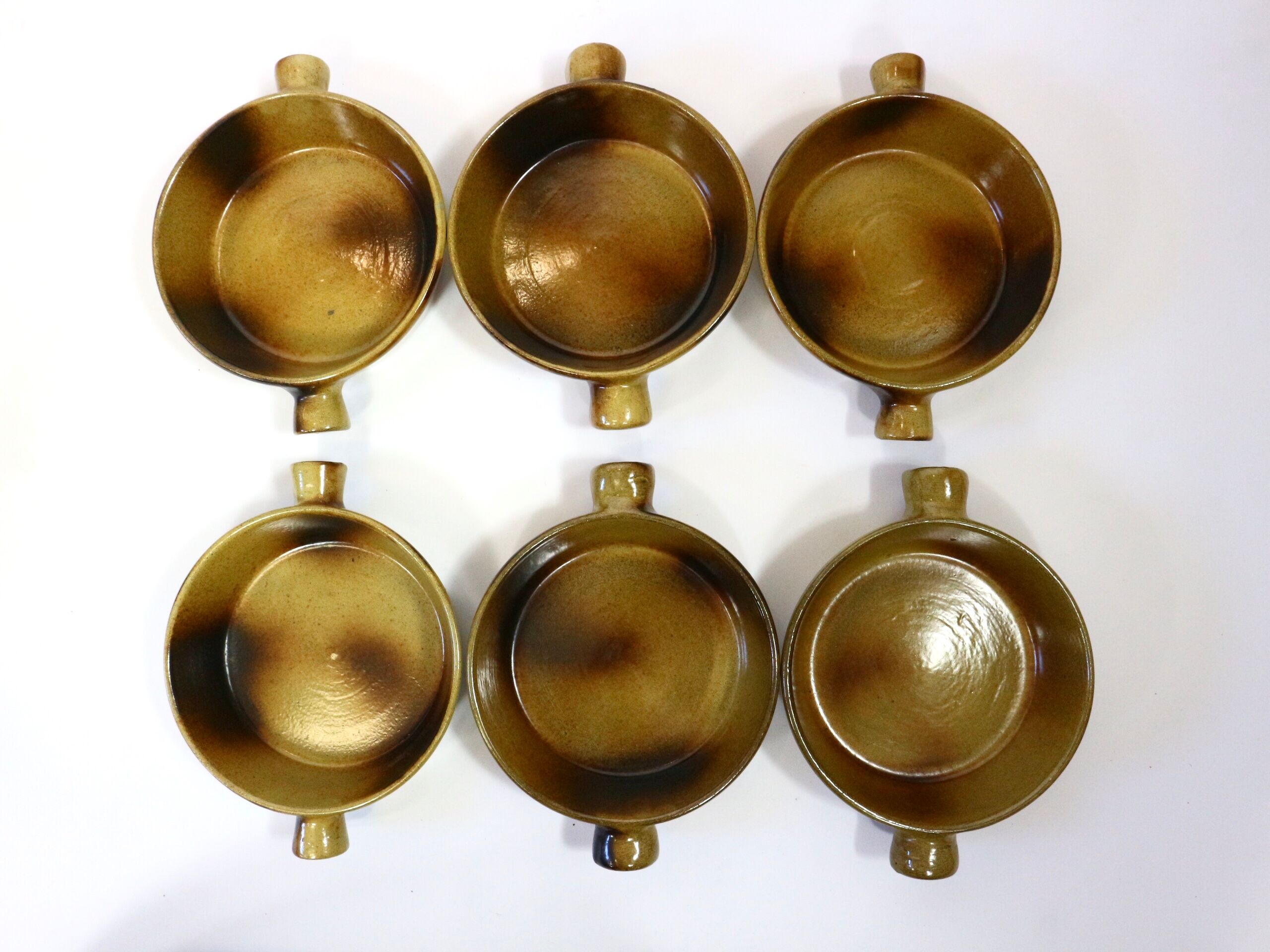 Vintage service plates and serving trays, 39 pieces, silk-screened.
