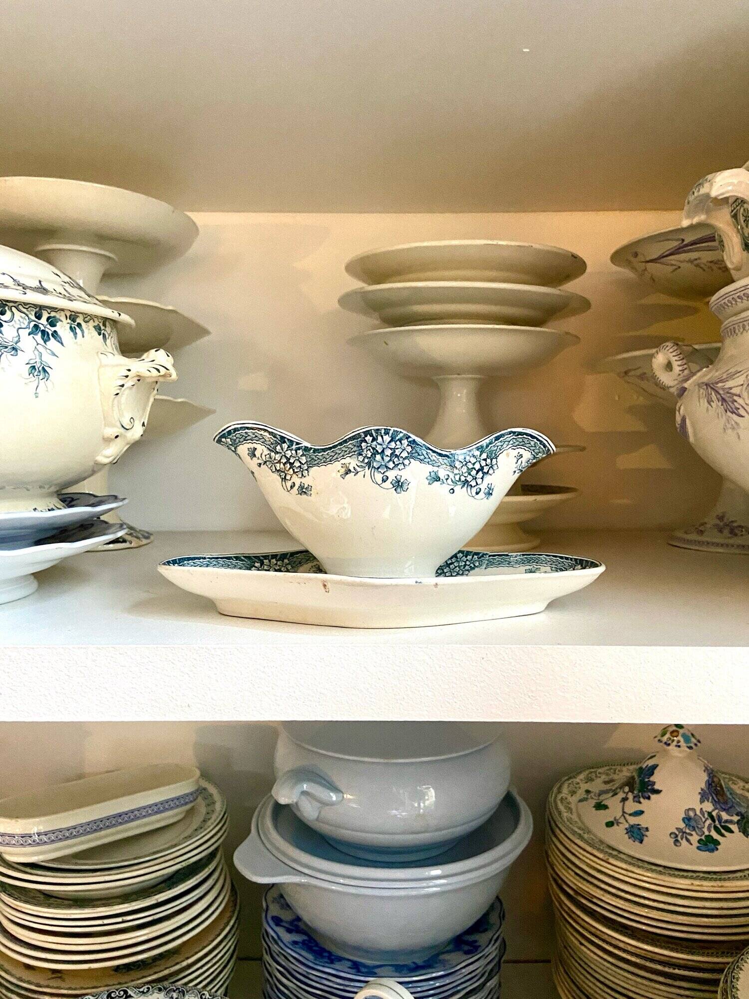 Iron earth gravy boat