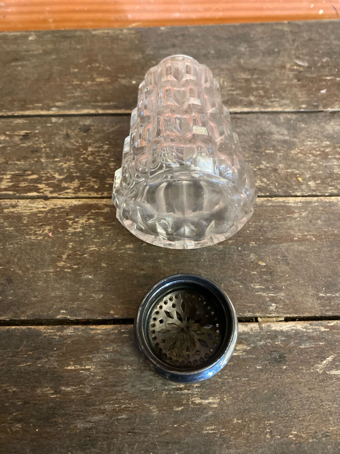 Saupoudreuse Sucrier Ancien Verre Moulé + Bouchon Métal Argenté Vintag