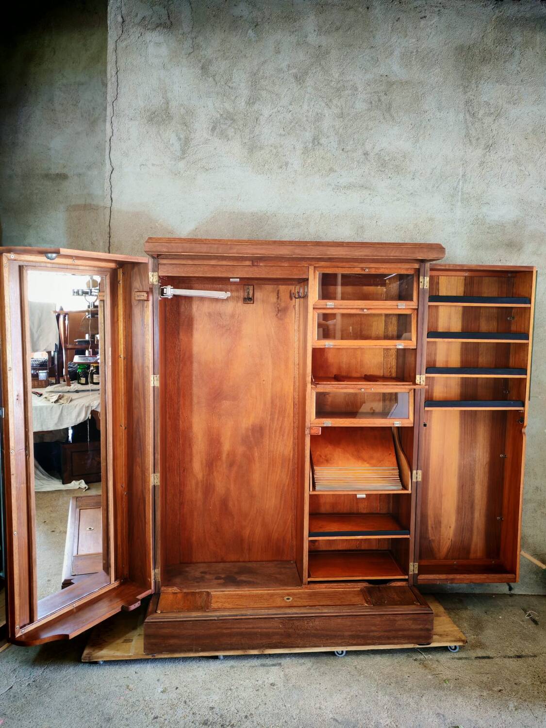 Gentleman's Wardrobe - English dressing armoire - Compacton