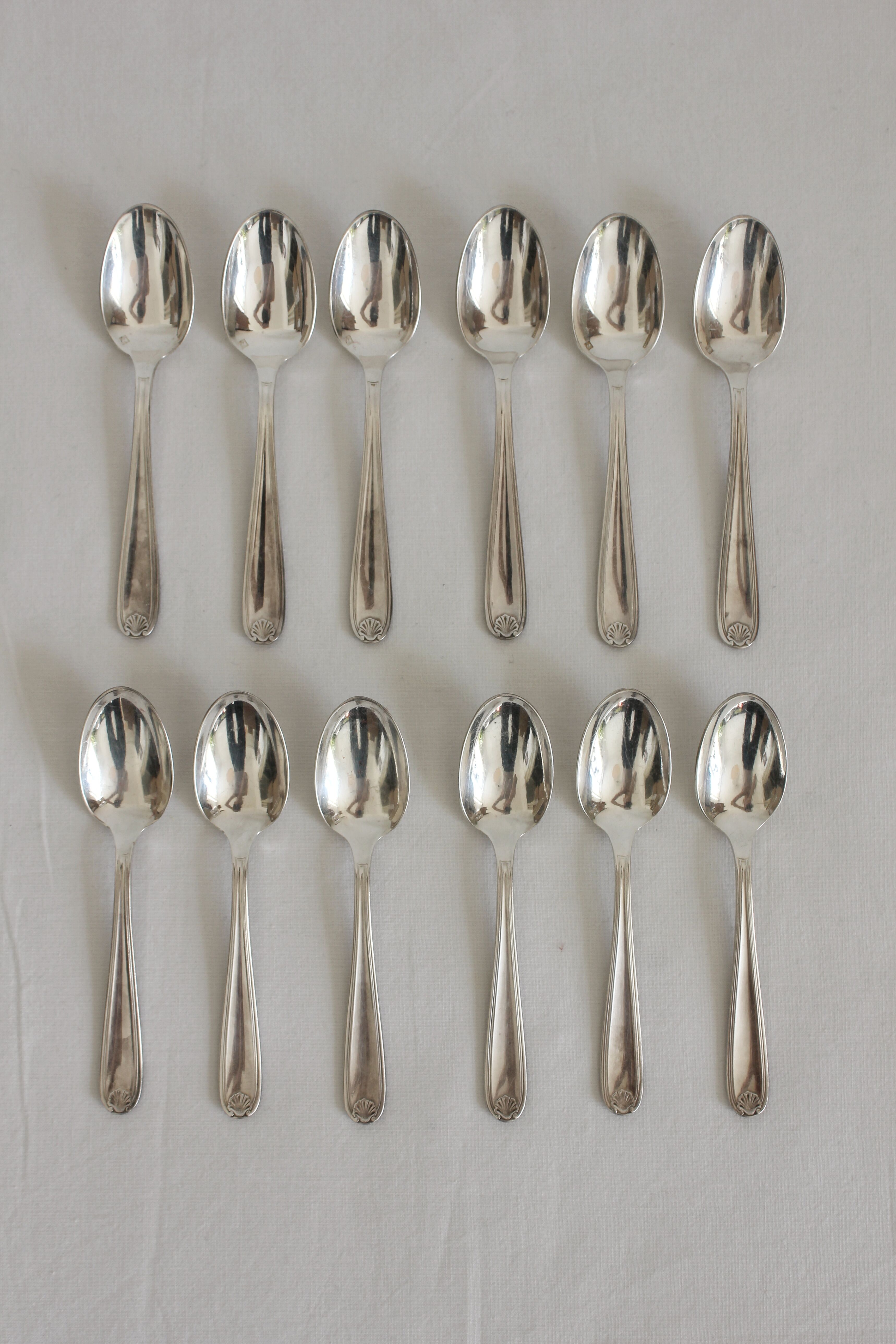 Coffret de 12 cuillères à café moka ou expresso en métal argenté Christofle Marot Coquille
