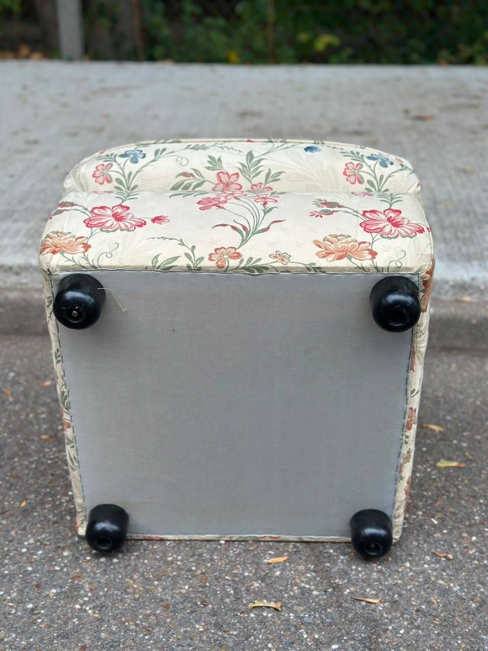 Pouf / Square vintage footstool with floral pattern – 70s Cottage style