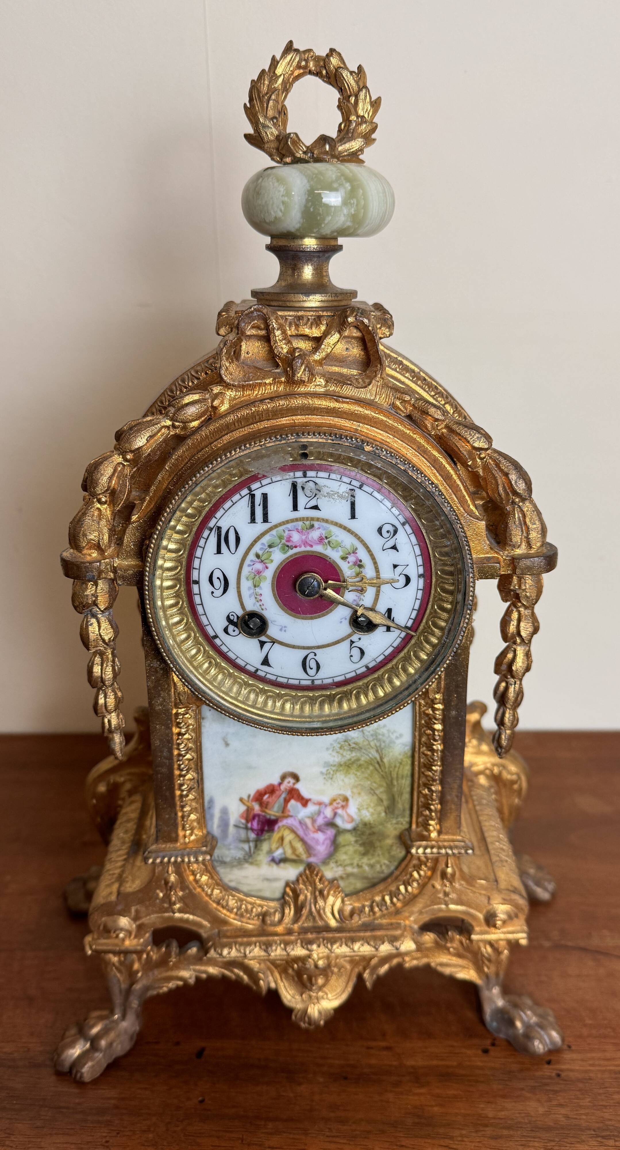 Napoleon III clock in gilded bronze and porcelain plates decorated and painted by hand