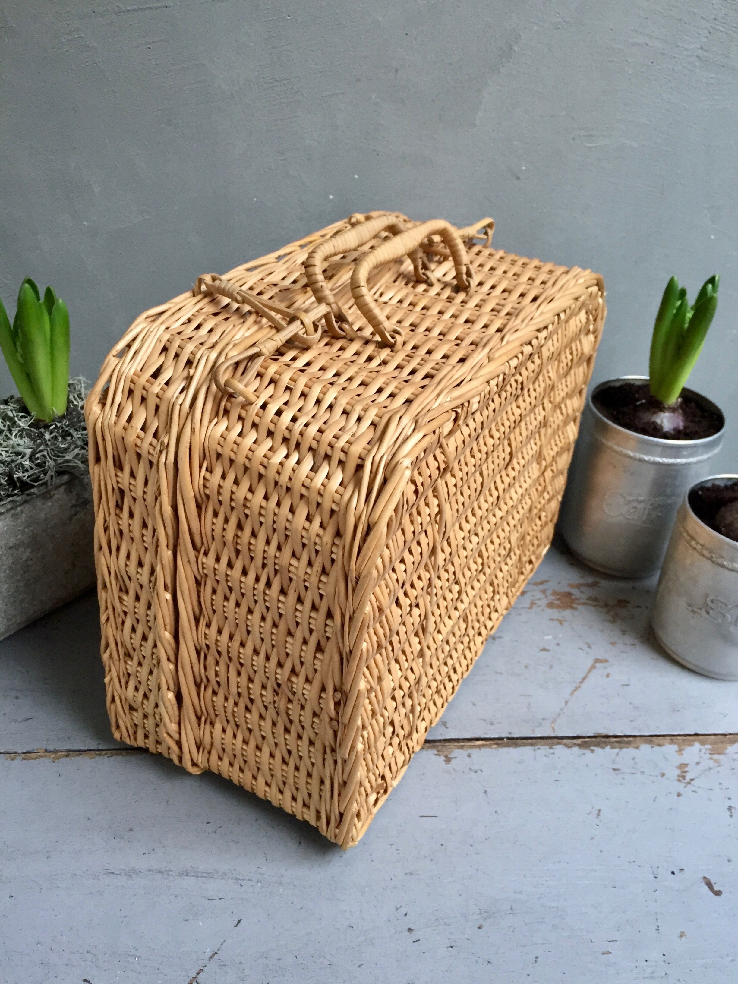 Vintage rattan case