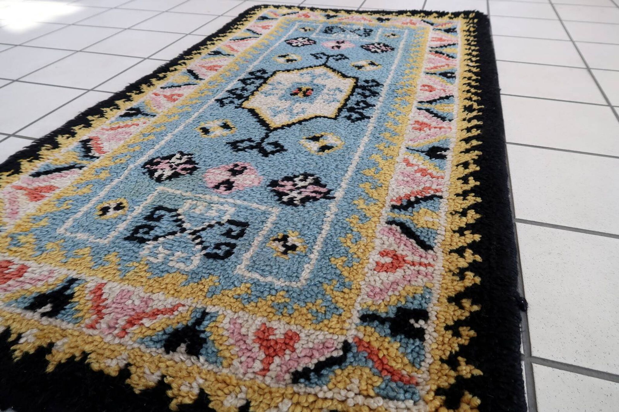 Tapis vintage français Savonnerie fait main en laine – 71 x 128 cm – 1960s