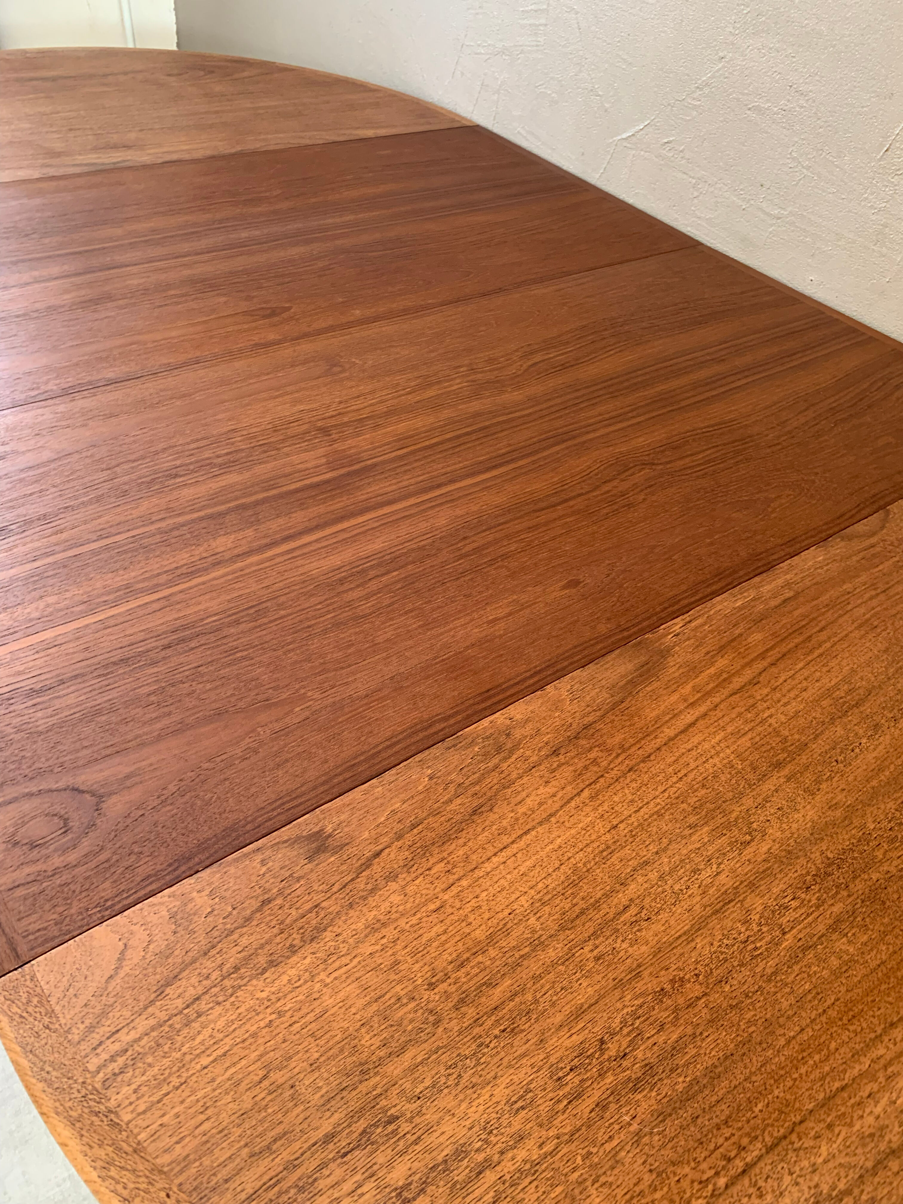 Danish teak dining table mSe Mobler, distributed by Samcom