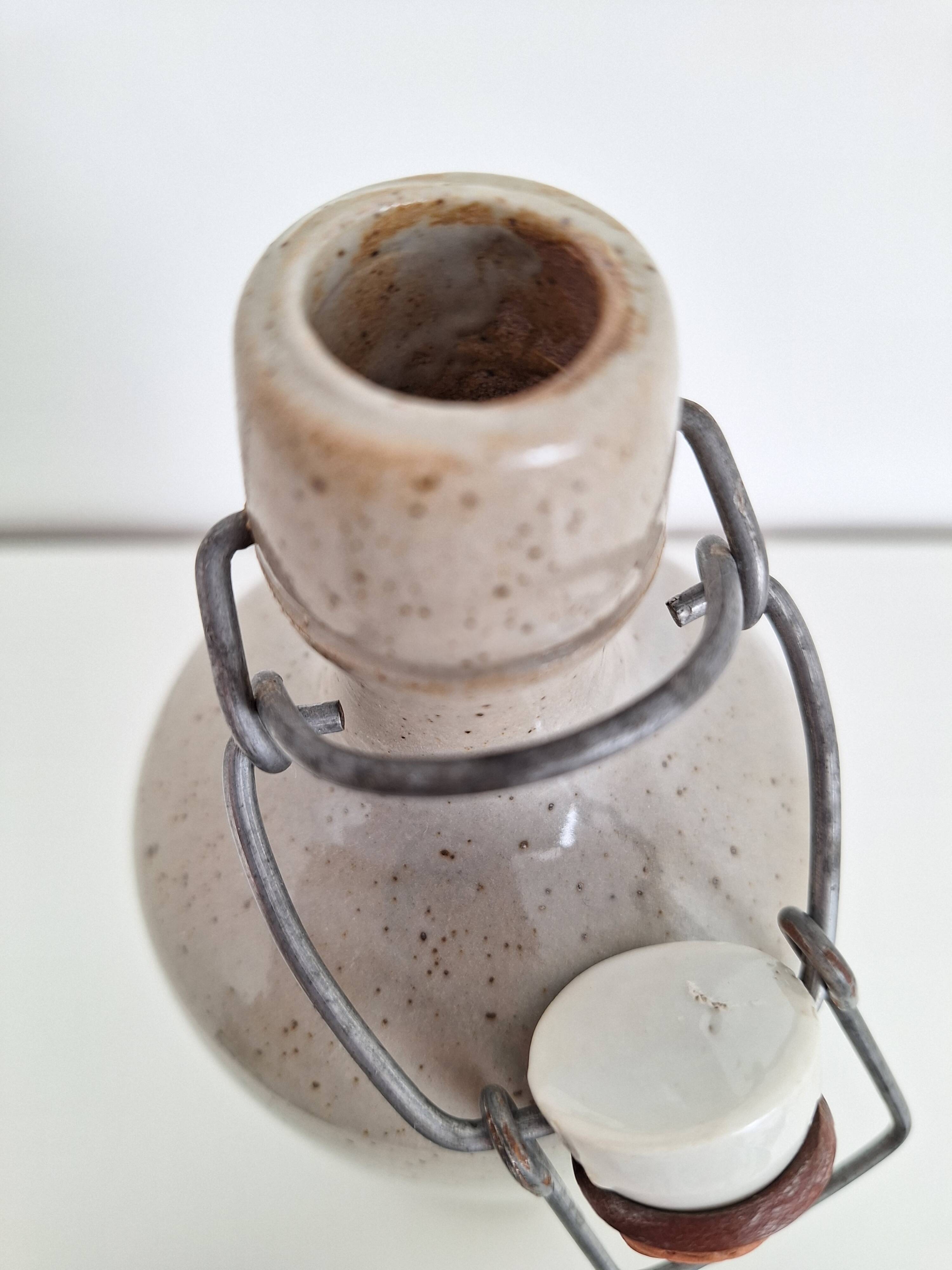 Bouteille en grès vintage