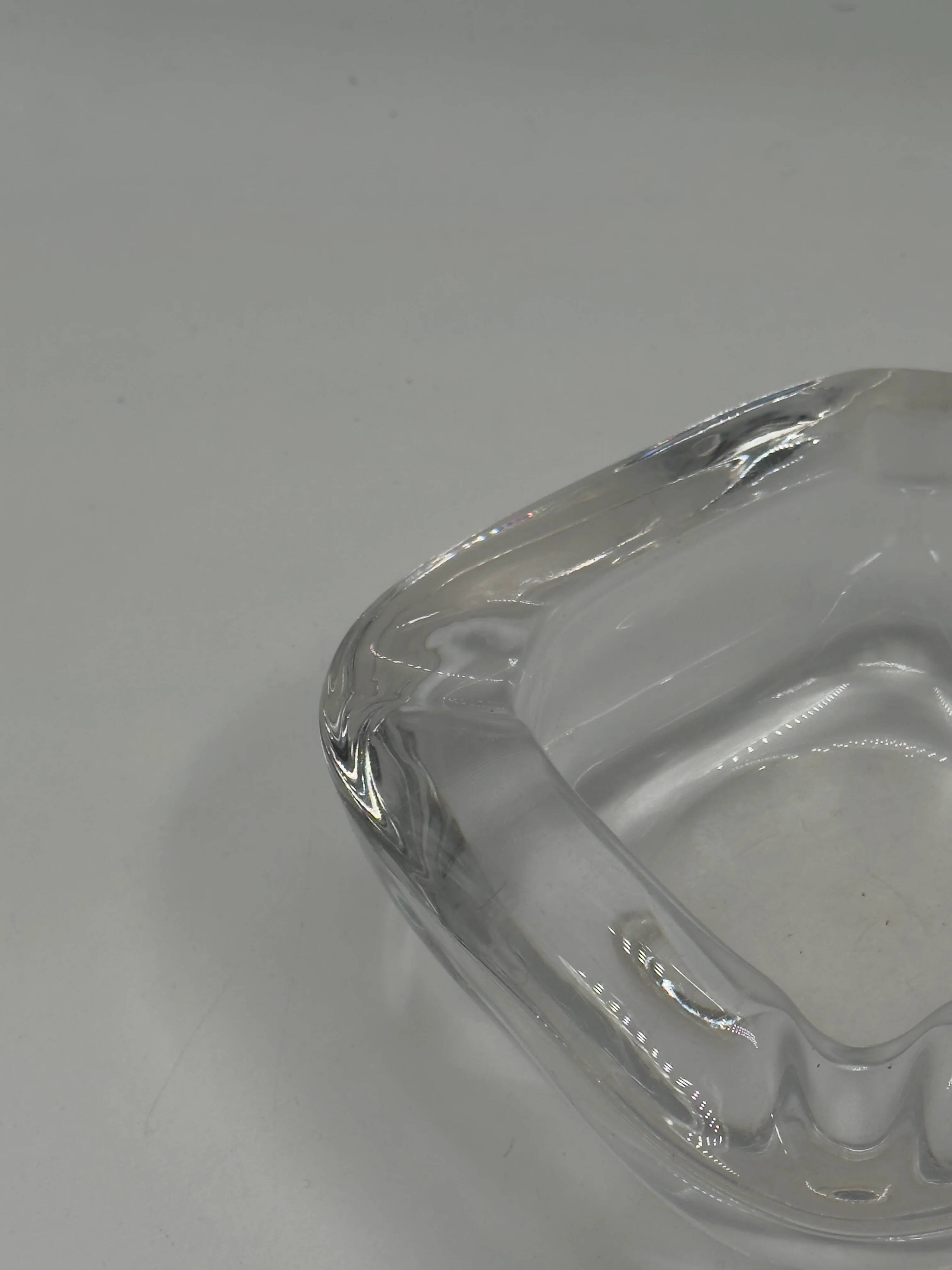 Cendrier vintage en verre épais transparent, forme carrée aux angles arrondis