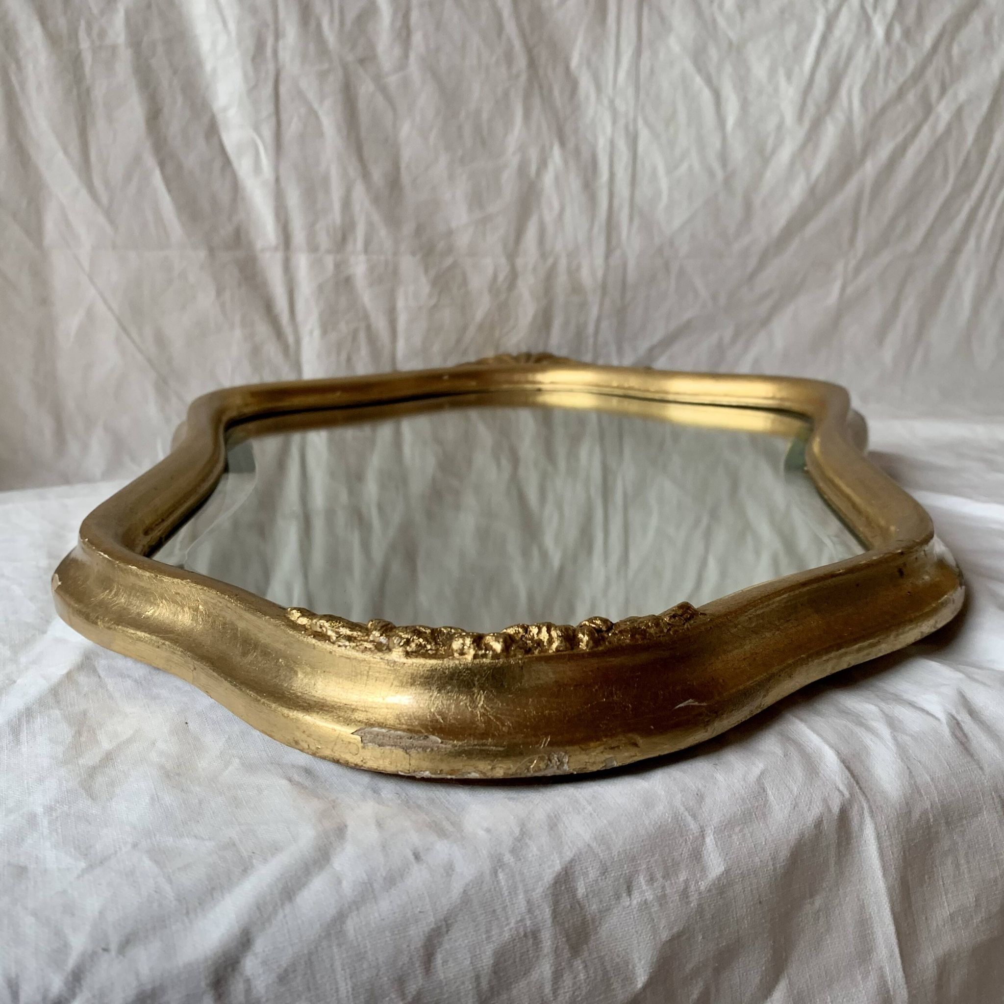 Ancien miroir mural biseauté en bois massif doré