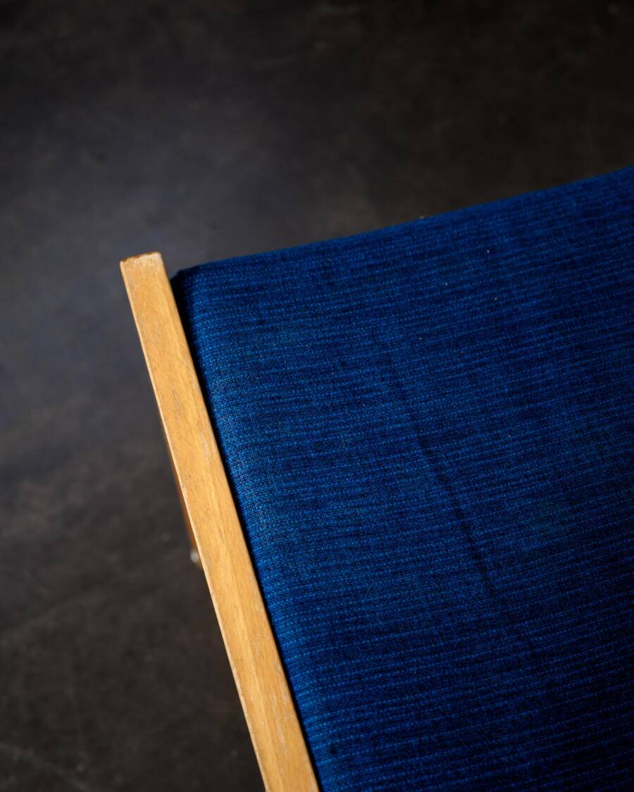 Chauffeuse en bois et tissu bleu