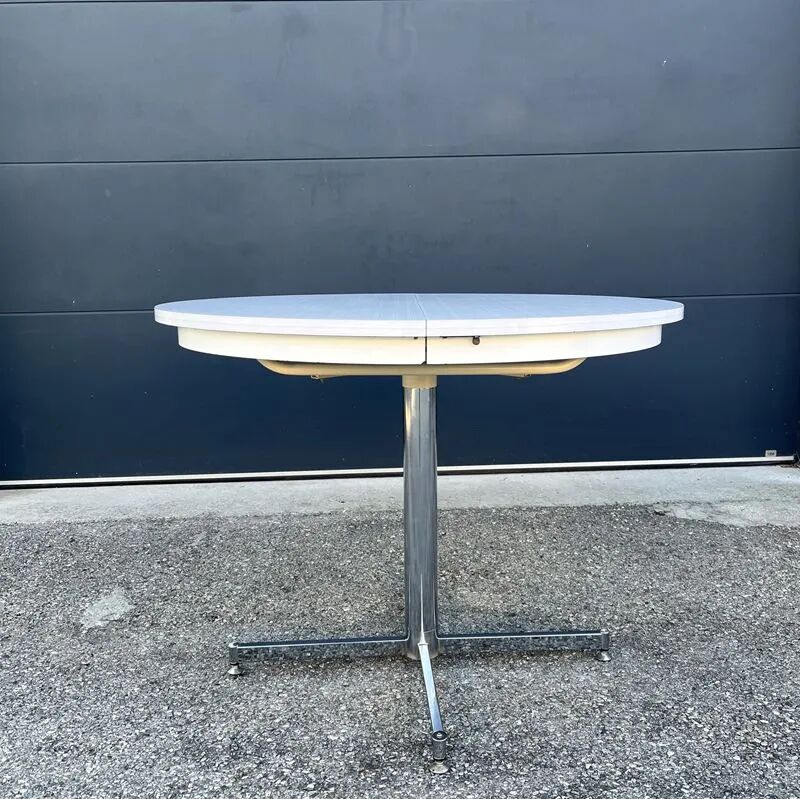 Formica round table