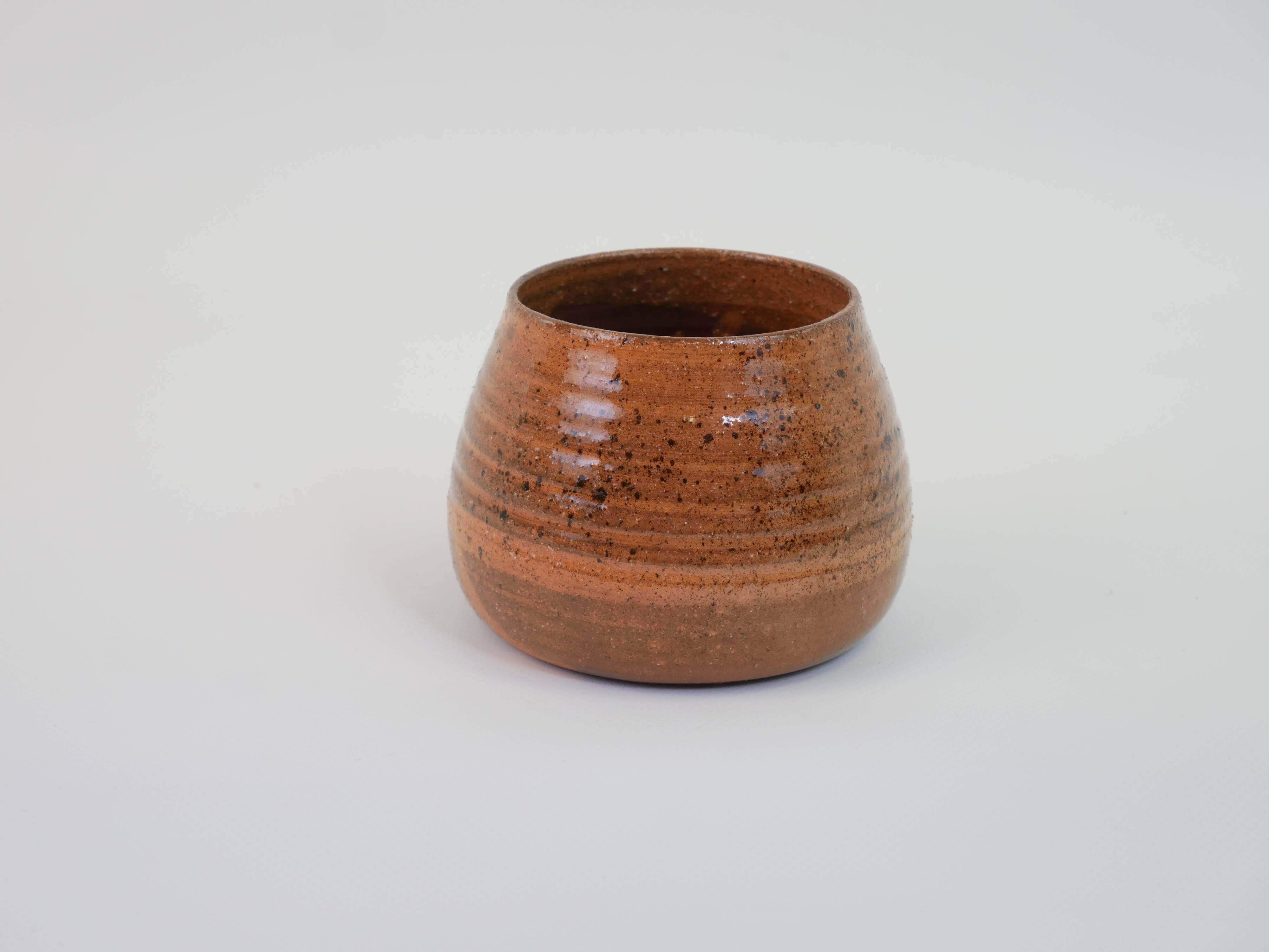 Petit pot en céramique tourné orange et marron