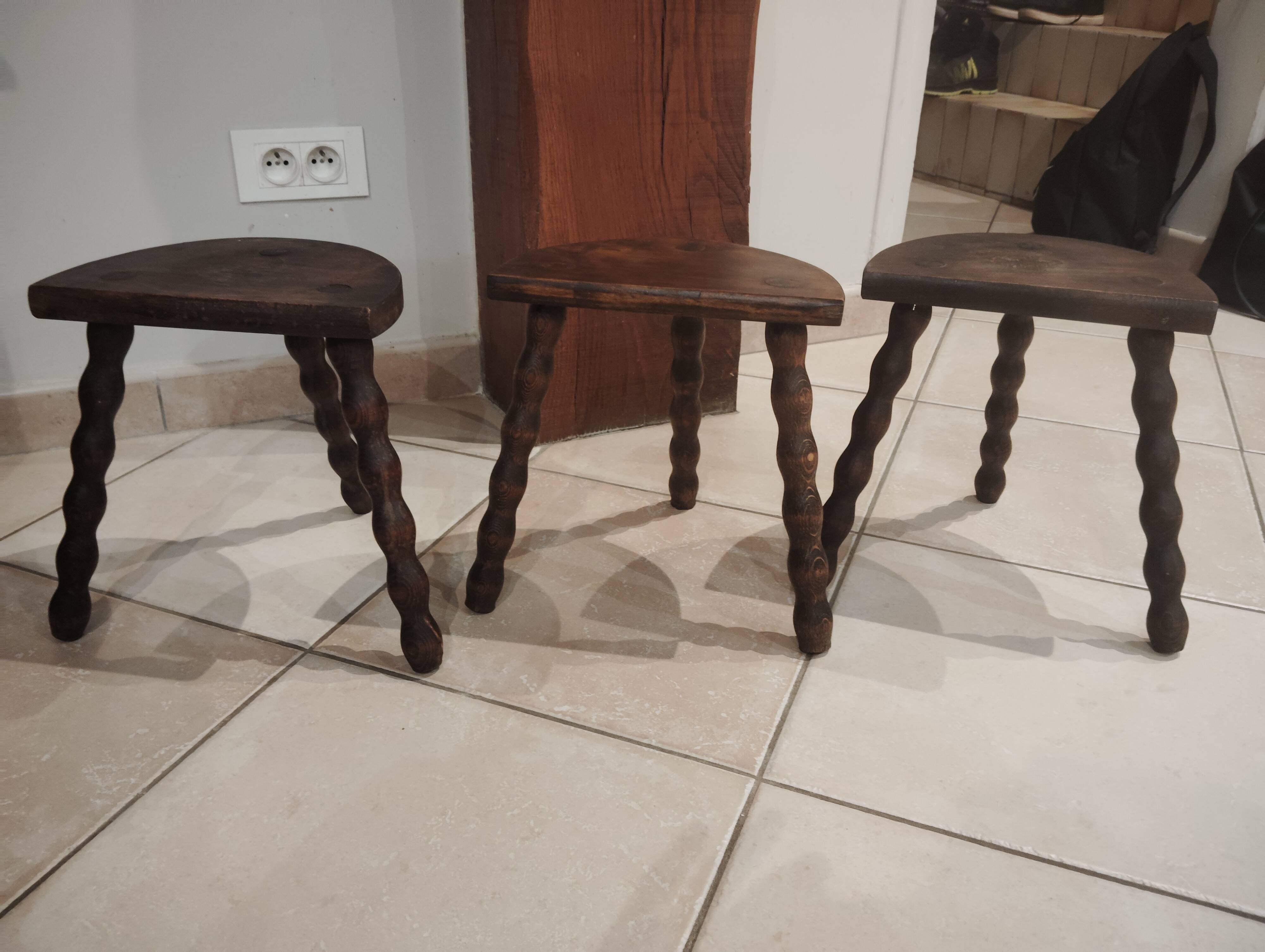 Set 3 tabourets de traite tripodes