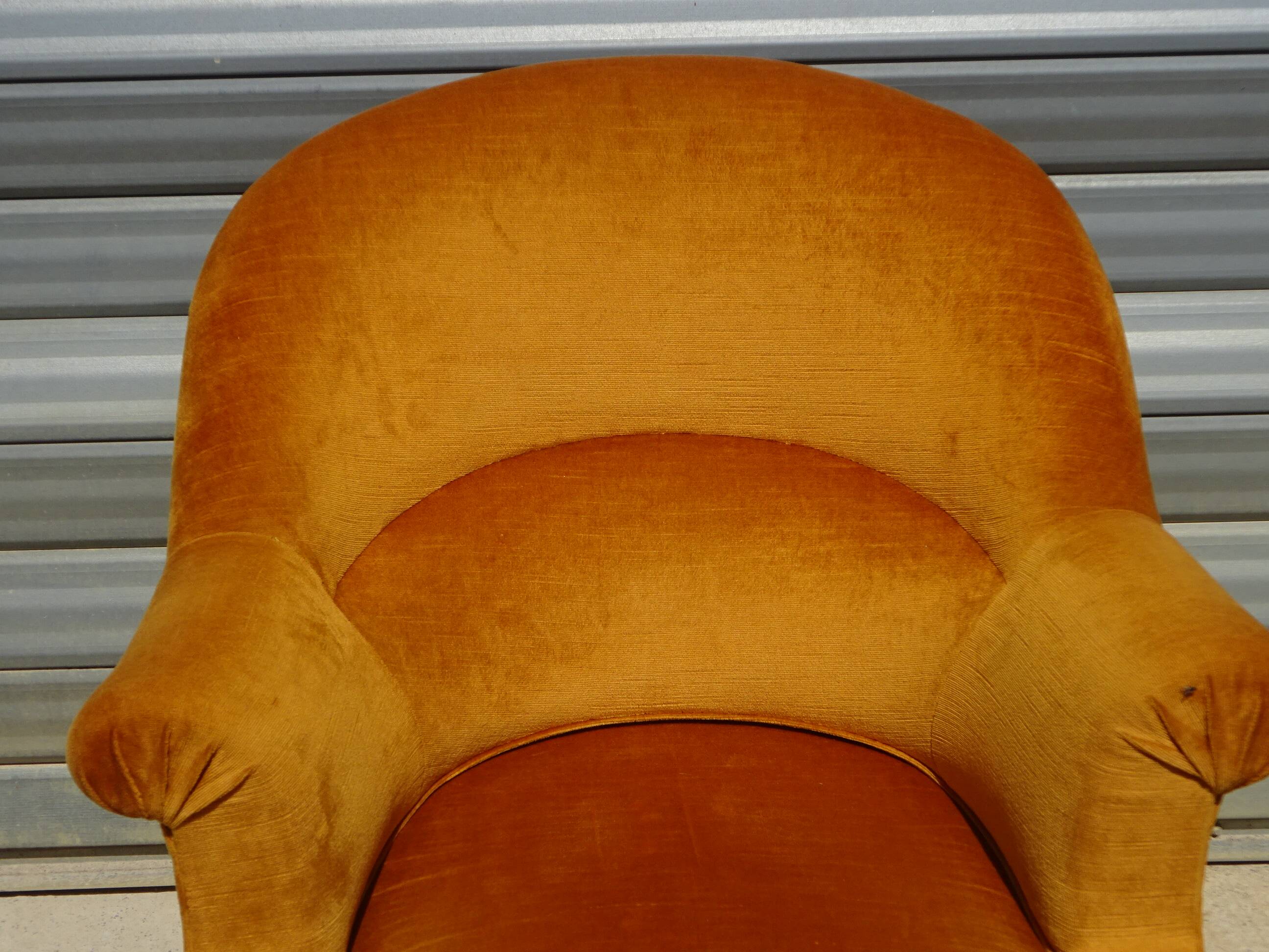 Fauteuil crapaud en velours jaune