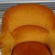 Fauteuil crapaud en velours jaune
