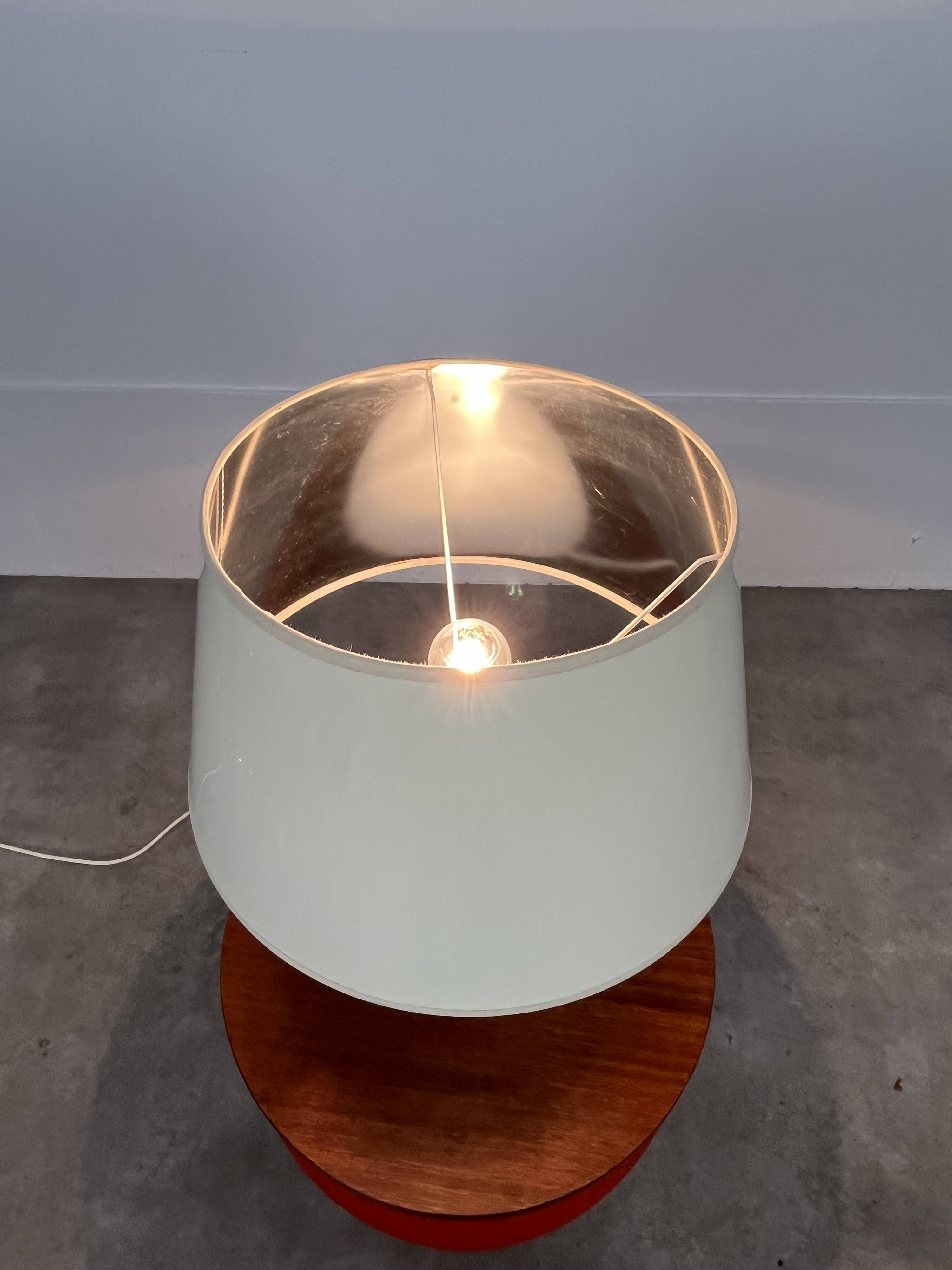 Lampe en verre opalin par Verre Lumière, années 70