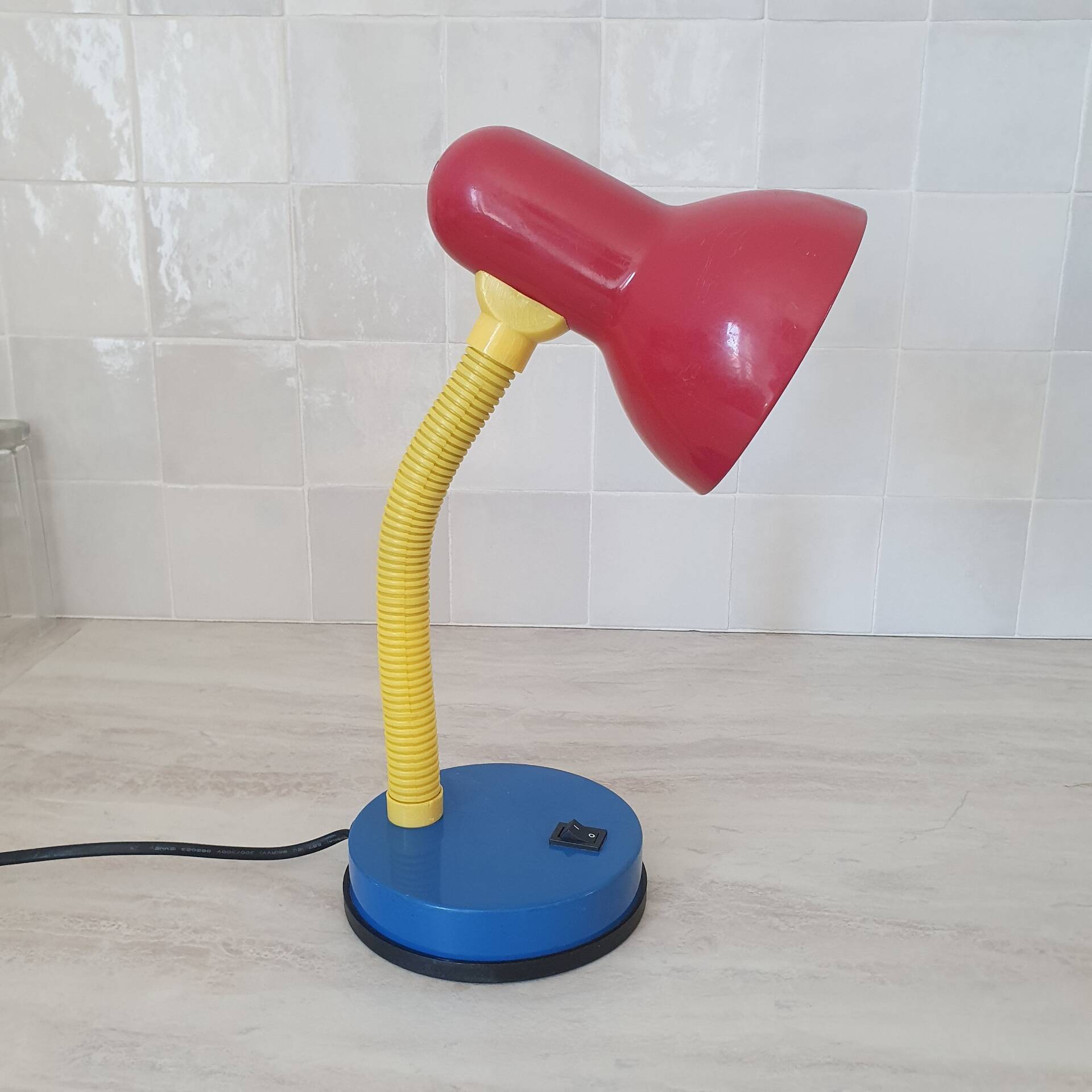 Lampe de bureau couleur Memphis rouge bleu jaune