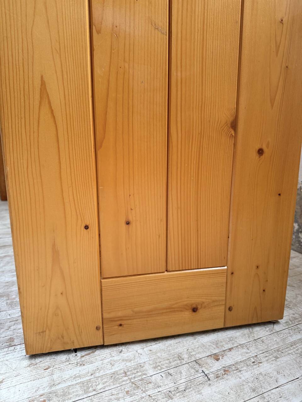 Chevet sélectionné par Charlotte Perriand pour Les Arcs