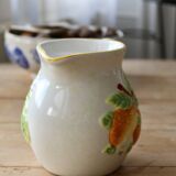 Pichet vintage en faïence et barbotine motif citron
