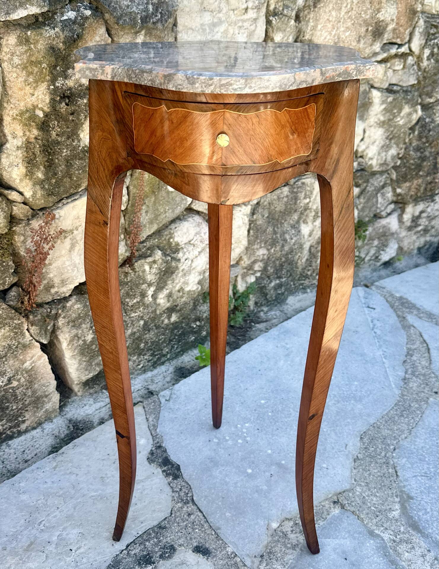 Table volante en Marqueterie de bois précieux de style Louis XV .