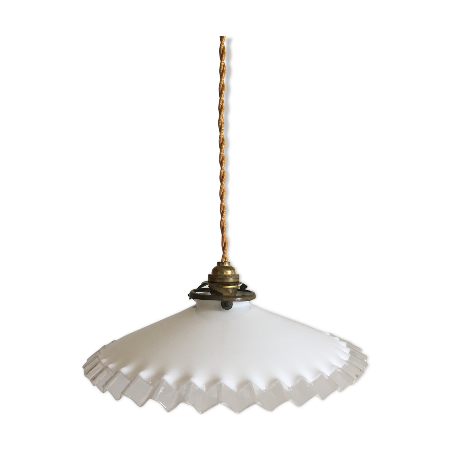 Suspension in serrated white opaline