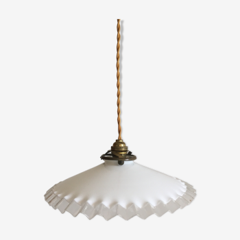 Suspension in serrated white opaline