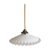Suspension in serrated white opaline