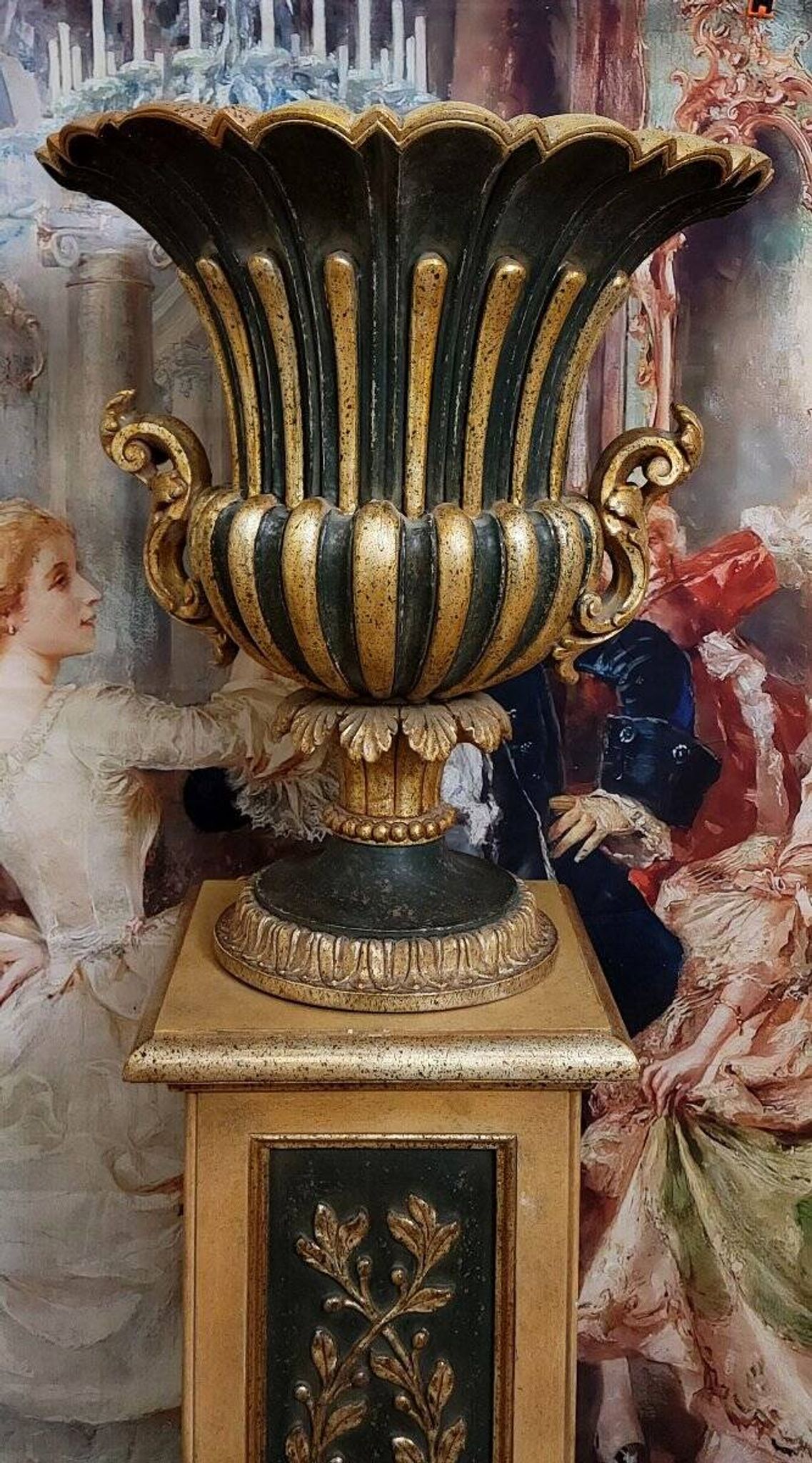 Very important decorative basin in carved and gilded wood, resting on its matching pedestal.