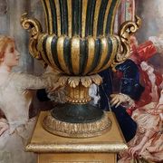 Very important decorative basin in carved and gilded wood, resting on its matching pedestal.