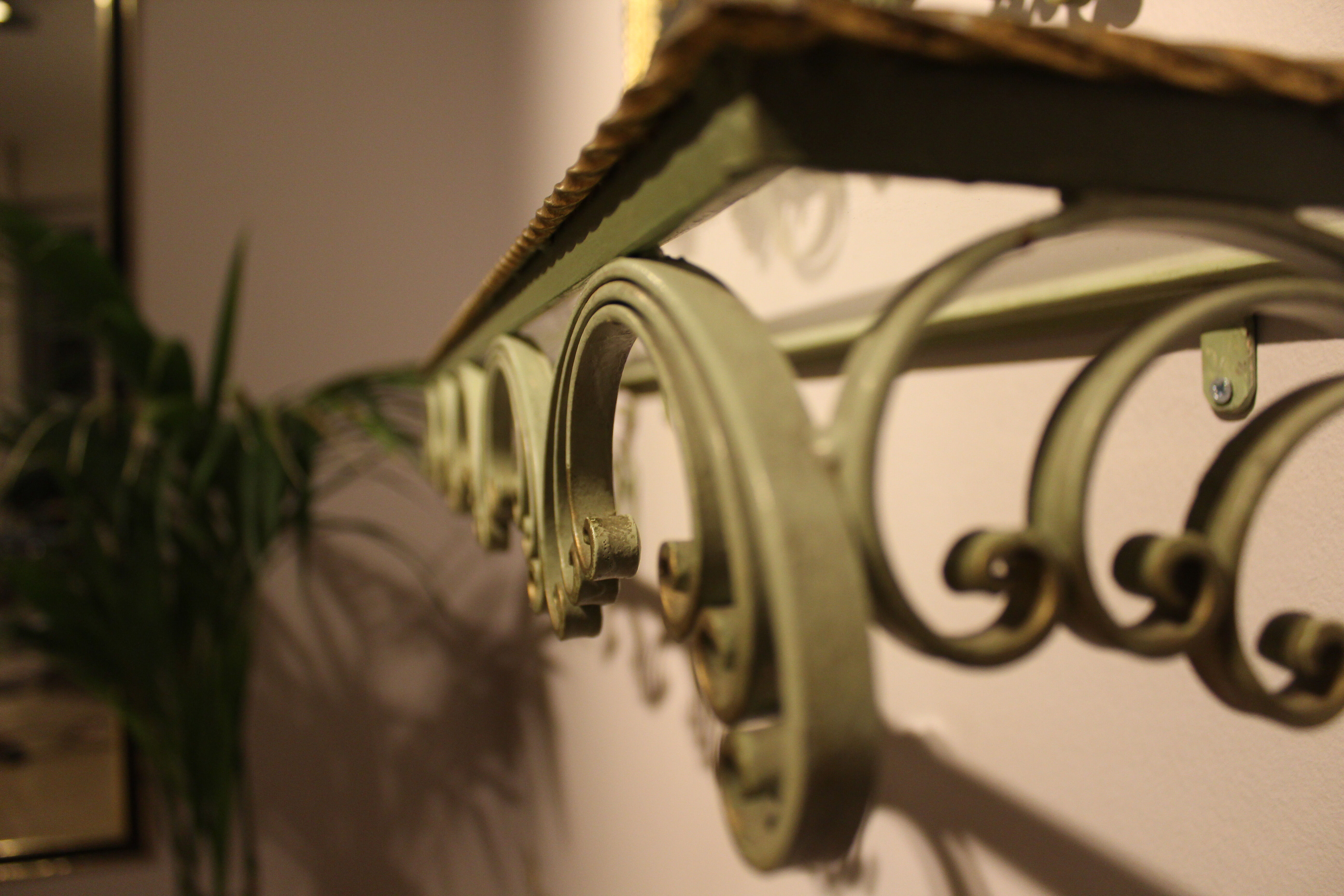 Miroir en plomb avec console en fer forgé laqué en vert pistache et or, Art Déco,