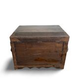 Coffre ancien gothique XVIIIème en bois sculpté et cuir