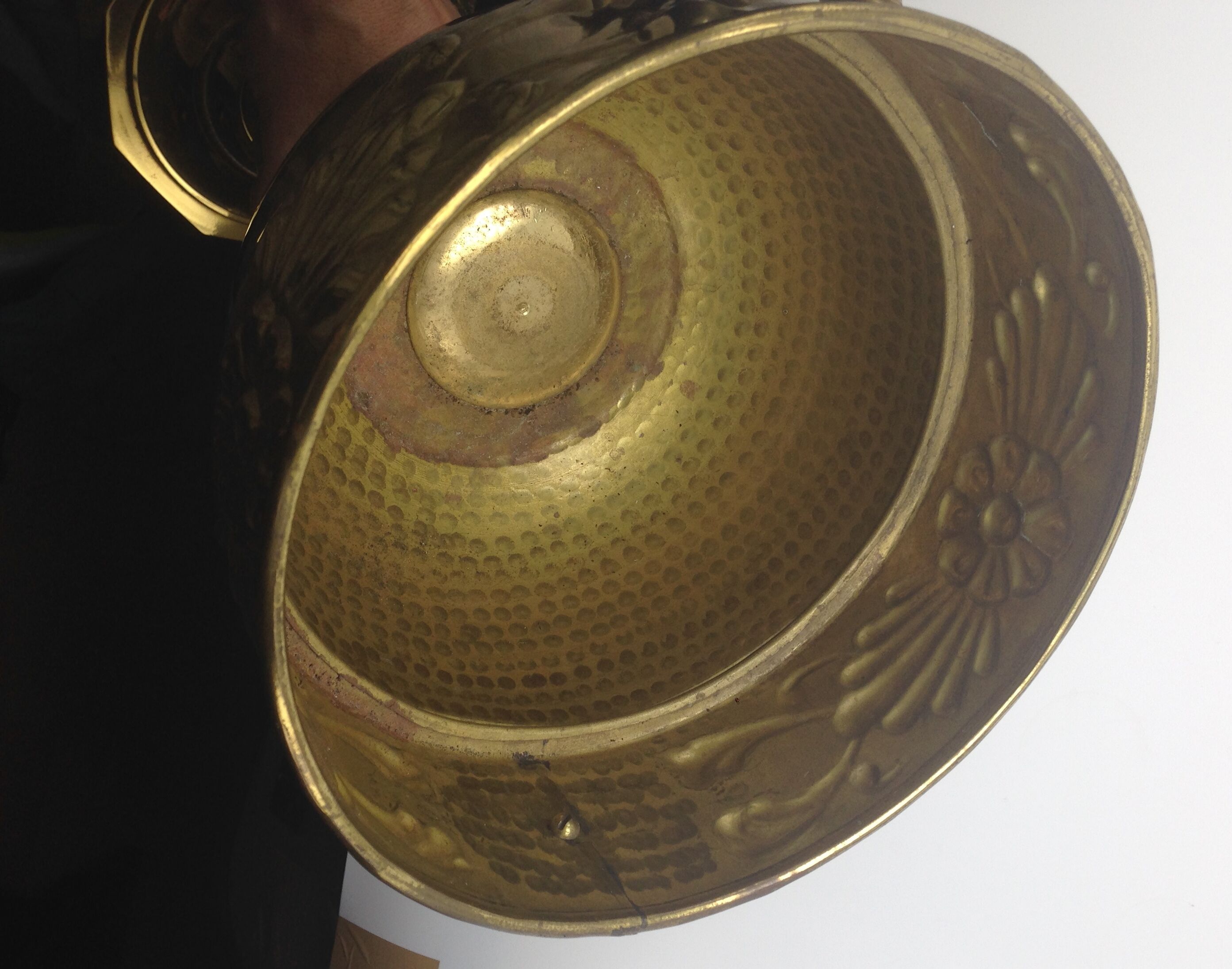 Old planter on foot in hammered brass pushed back height 44 cm