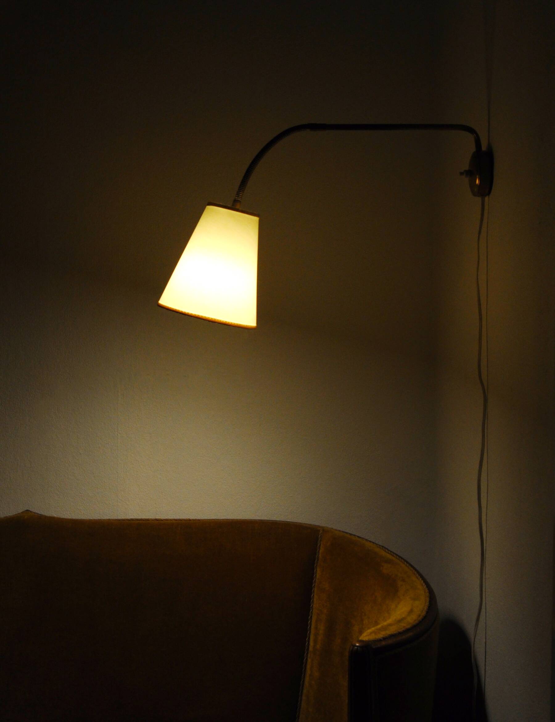 Applique murale scandinave moderne en laiton avec bras réglable