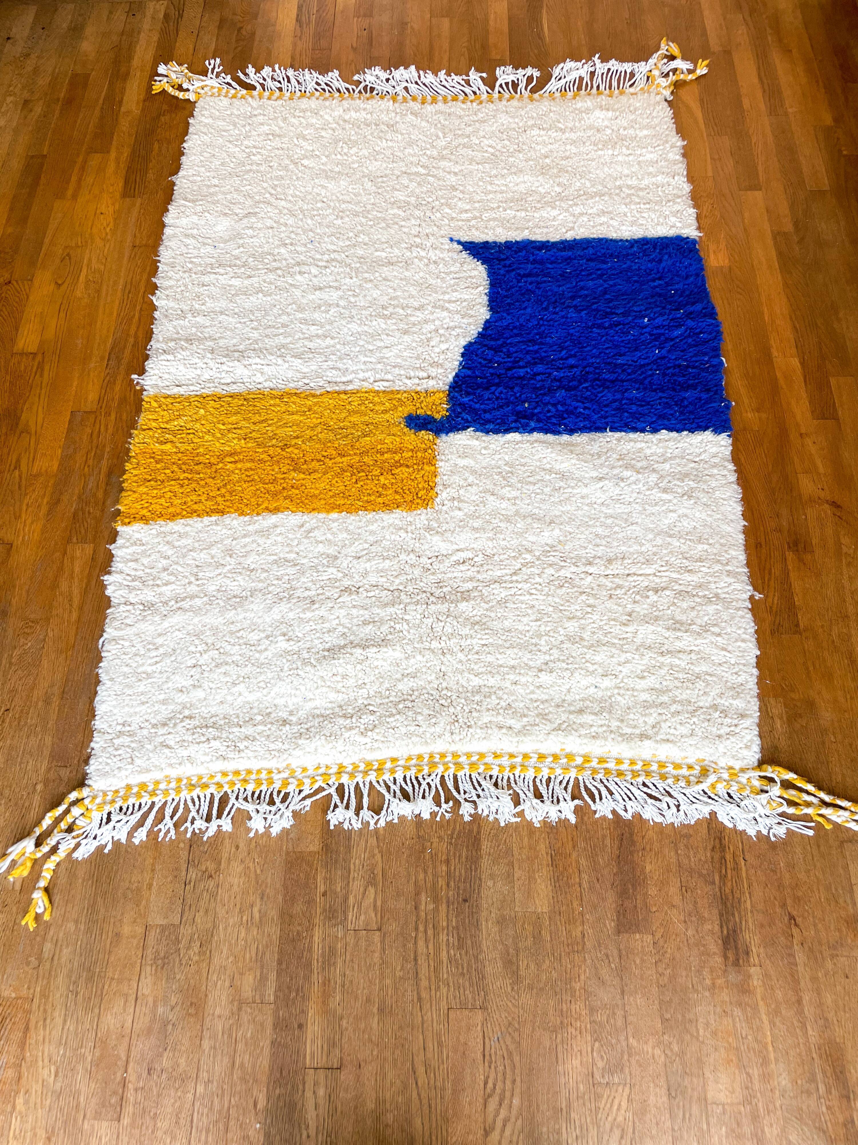 Berber carpet béni ouarain modern white with abstract patterns mustard yellow and blue majorelle
