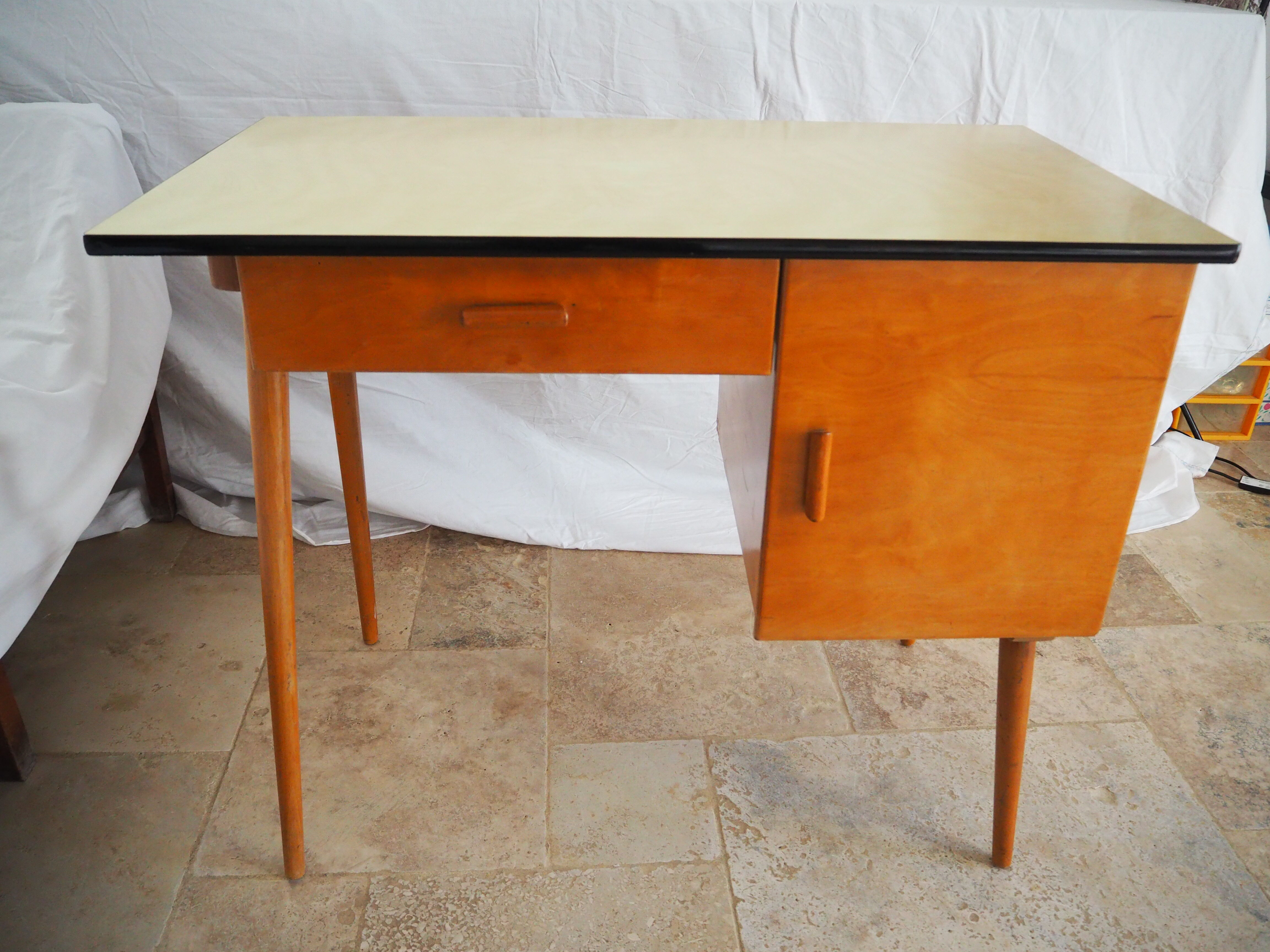 Bureau en bois plateau formica des années 60