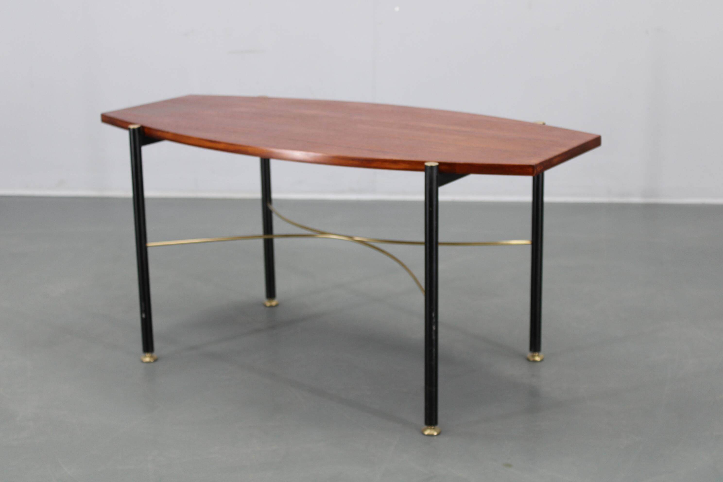 Table basse italienne des années 1970, placage en teck, piètement en métal et laiton