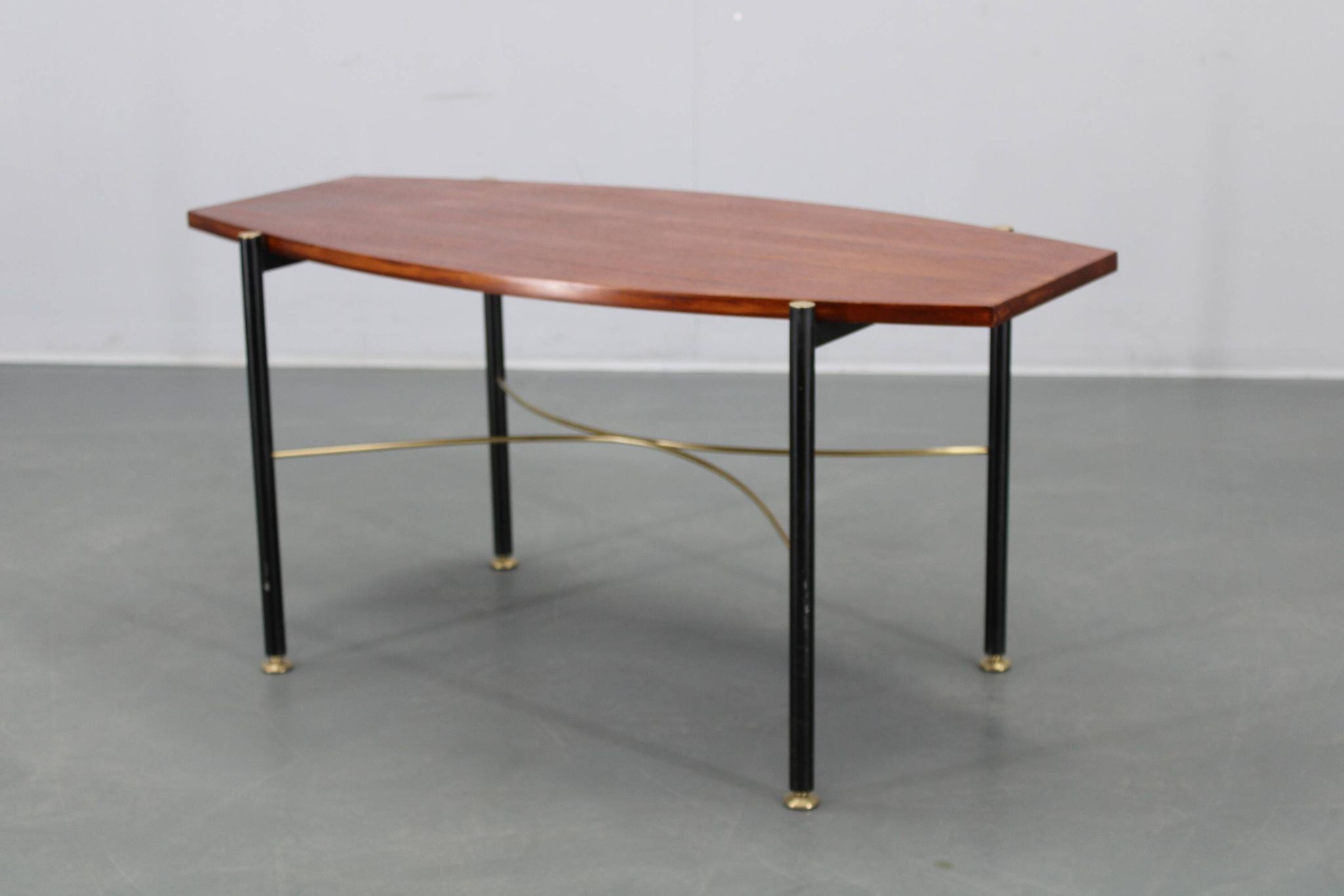 Table basse italienne des années 1970, placage en teck, piètement en métal et laiton