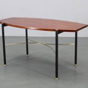 Table basse italienne des années 1970, placage en teck, piètement en métal et laiton