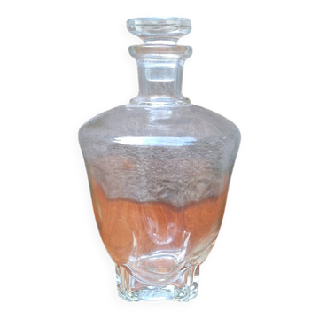 Carafe en verre moulé