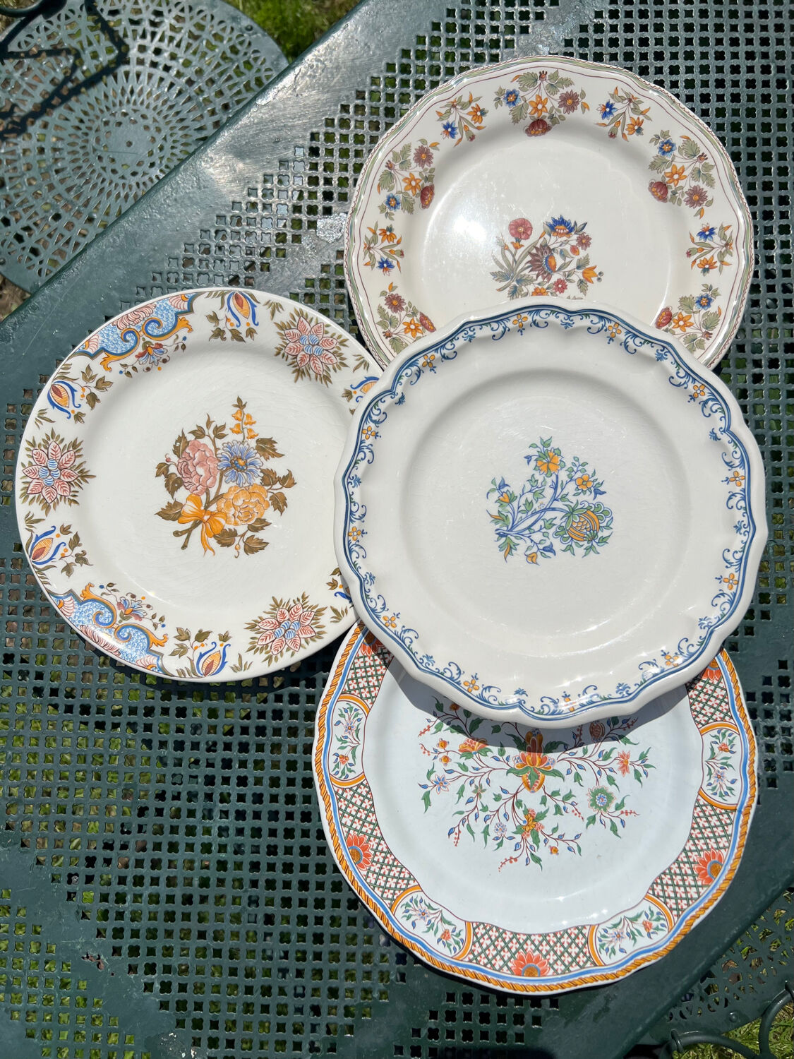 Composition of 4 flat earthenware plates, Gien