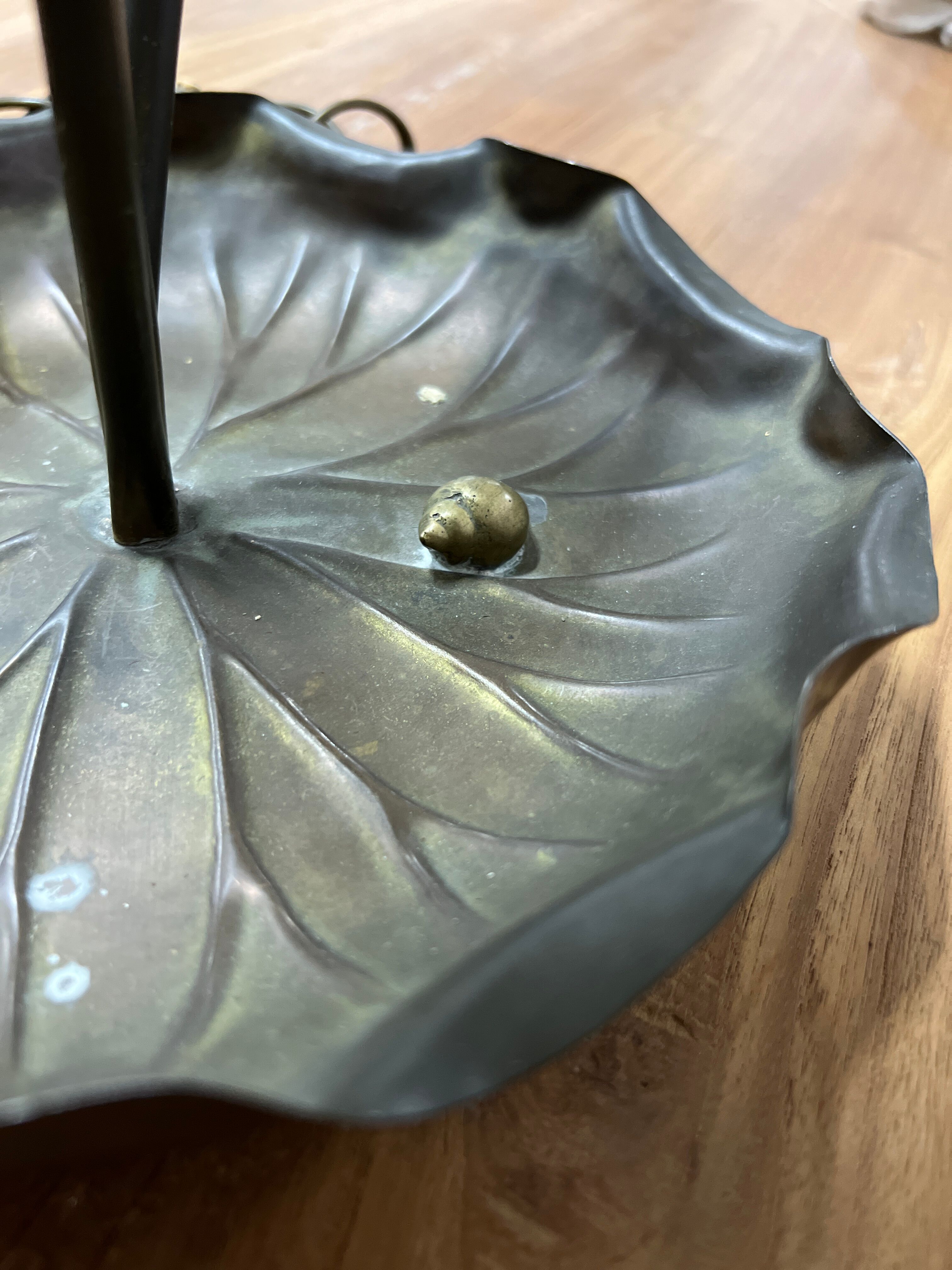 Pied de lampe nénuphar en laiton vintage
