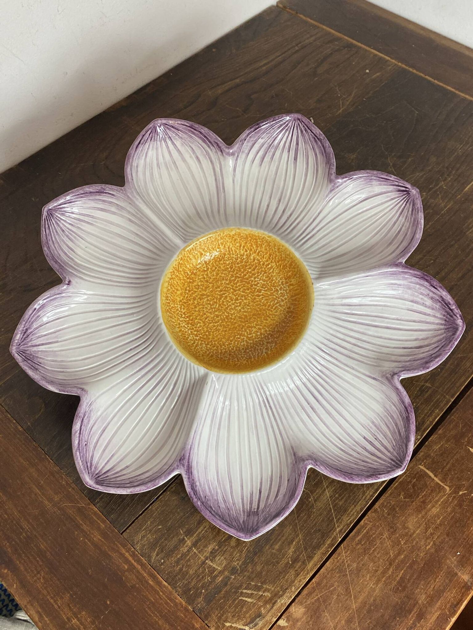 Plat compartimenté, grande fleur en céramique, Italie
