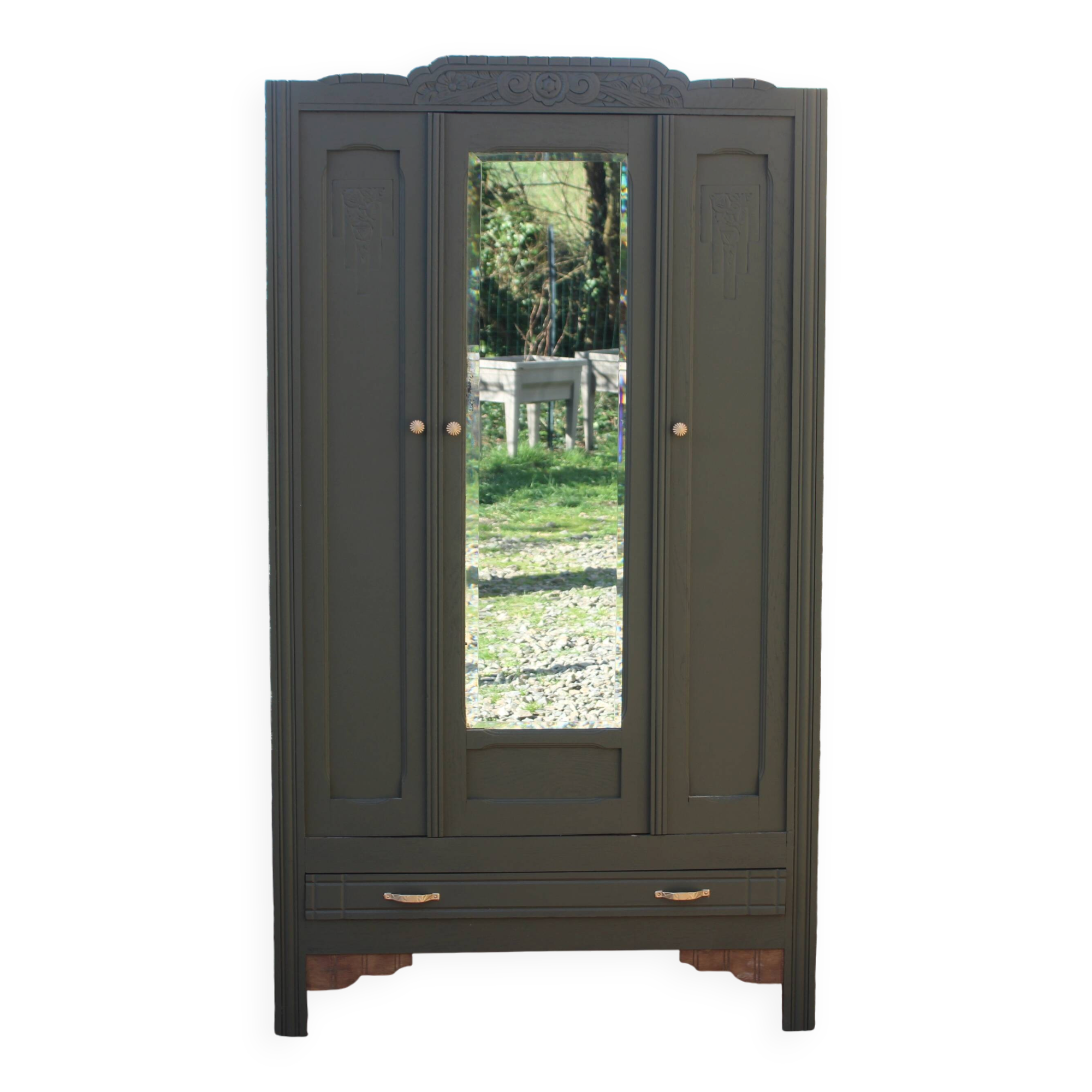 Art Deco wardrobe with three doors – Kaki Barda (Liberon)