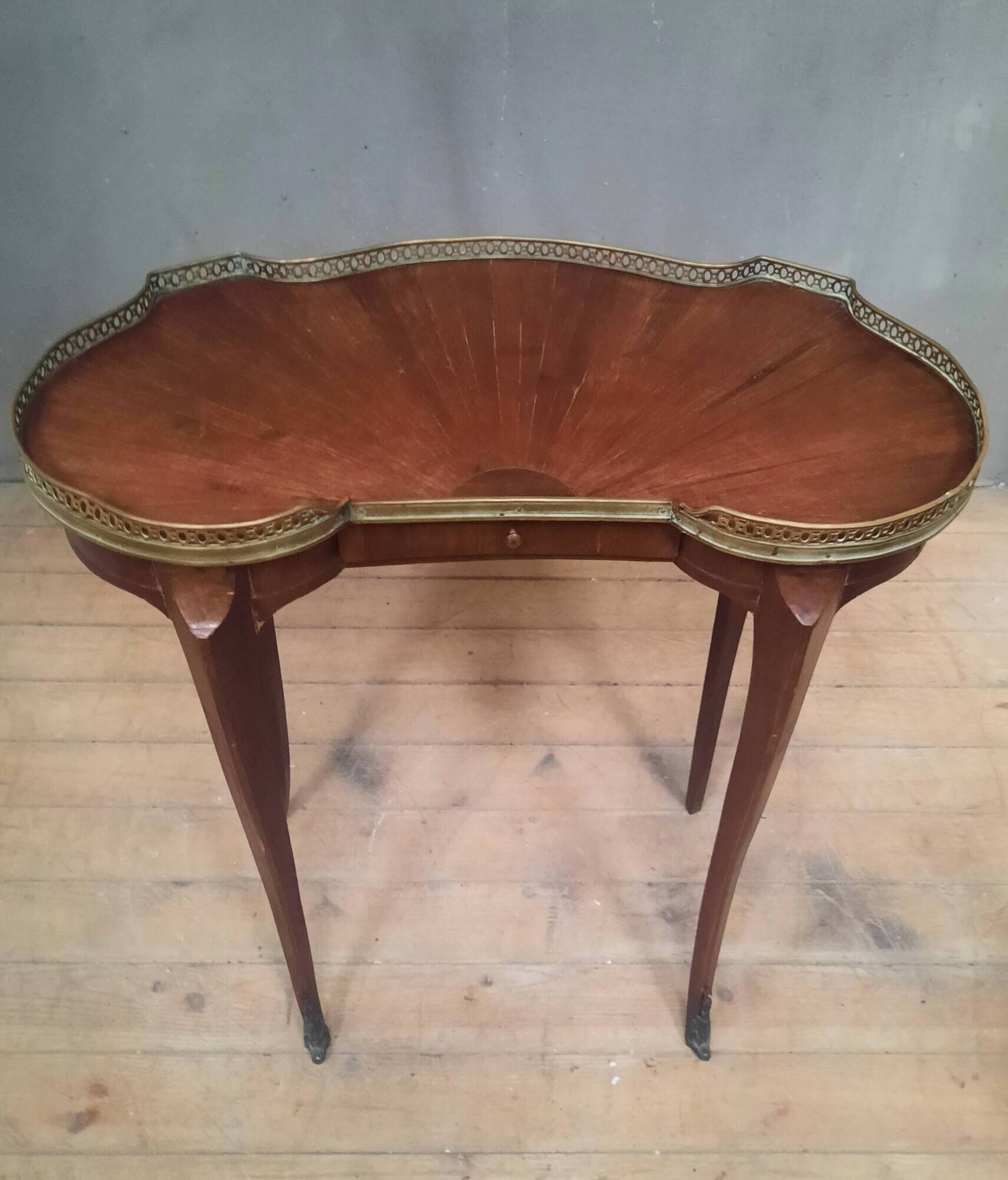 Table rognon en plaquage style Louis XV