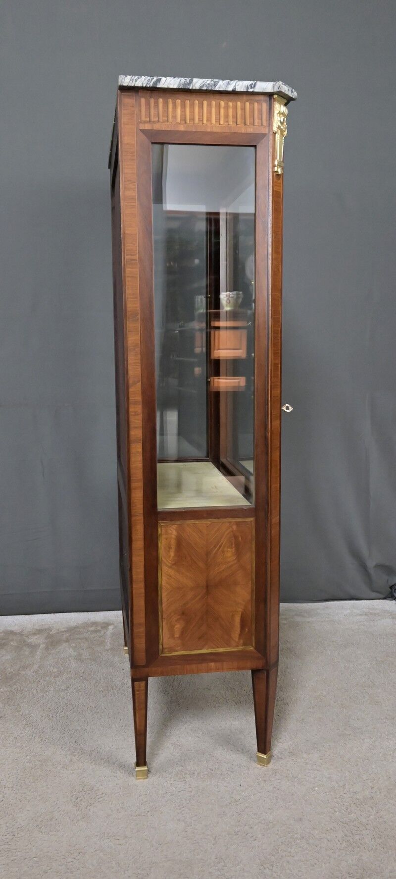 Vitrine en marqueterie de bois de rose et acajou, style Louis XVI – début XXe