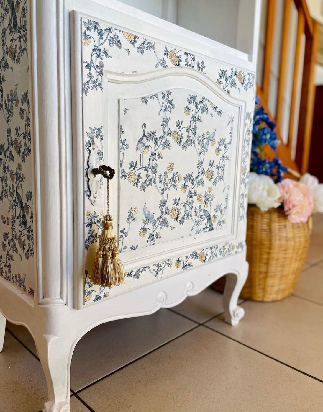 Sideboard with niche