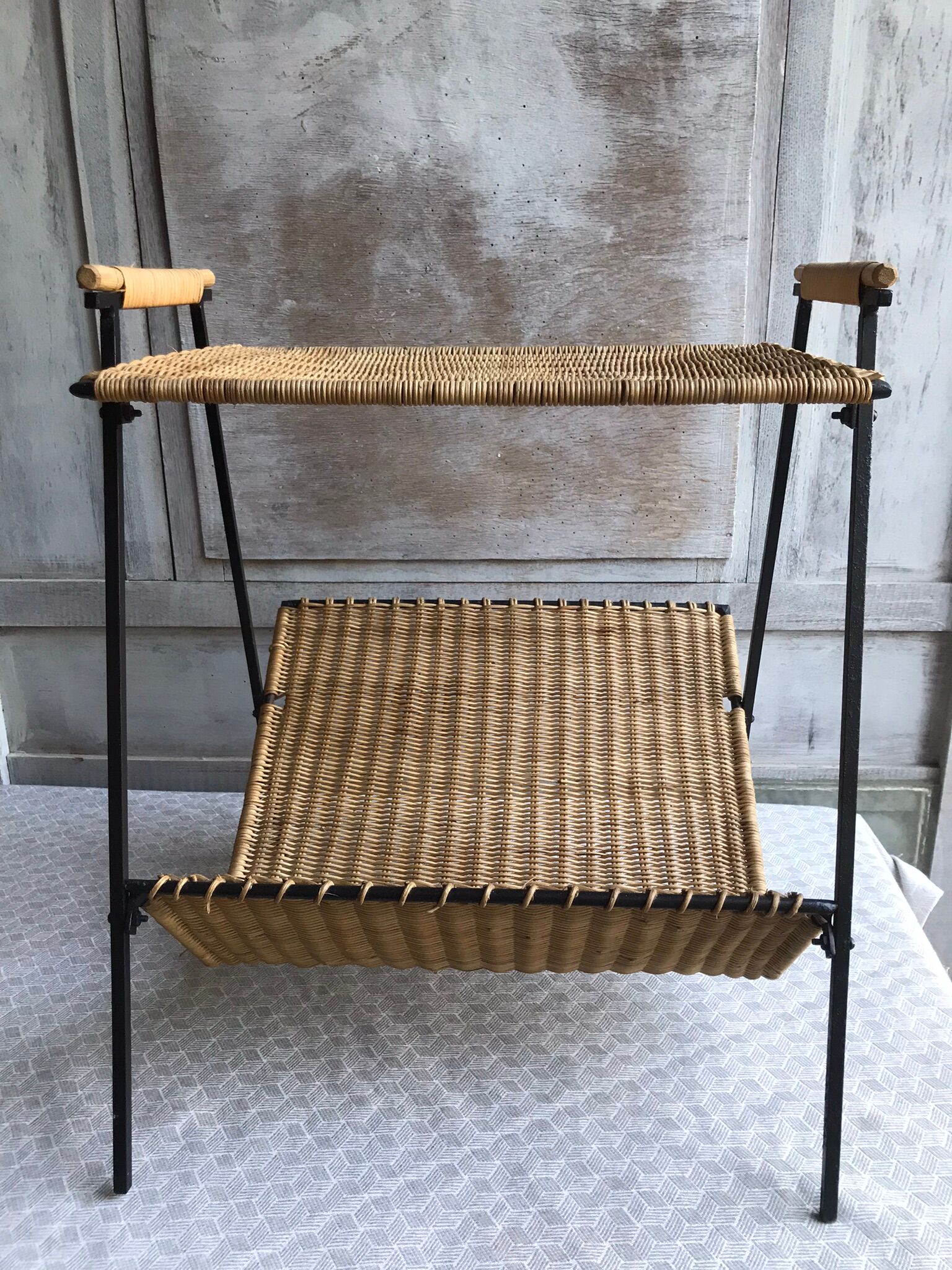 Bout de canapé porte-revues