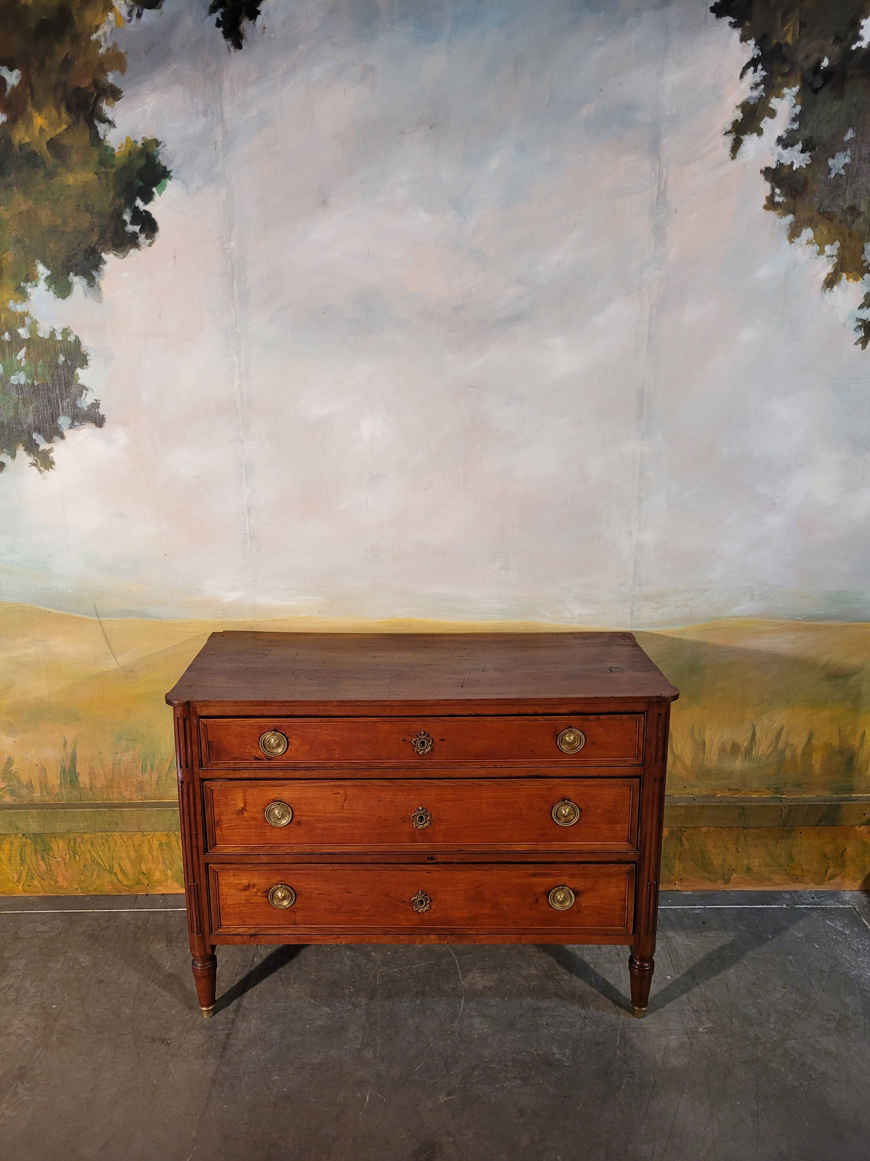 Petite commode époque Louis XVI en merisier